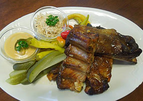 Hostinec Staré Časy - Ostrov u Macochy - Schweinerippchen in Honig-Sauce und würzigem Gurken, Meerrettich und Senf.